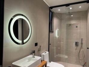 Bruser, hårtørrer, håndklæder, Toiletpapir