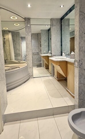 Douche, baignoire à jets, sèche-cheveux, bidet