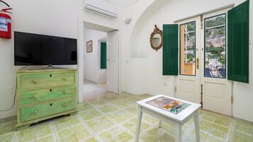 Residenza panoramica, vista mare | Area soggiorno | TV a schermo piatto 40 pollici con canali digitali