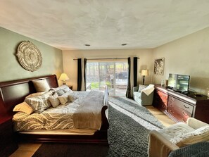 3 bedrooms, iron/ironing board, free WiFi, bed sheets - ❄️ Greenfield Getaway: Walk to Shuttle | Family & Pet-Friendly, Trails Nearby 🐾 (Somerset)