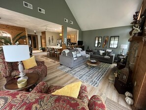 Smart TV, fireplace, books - ❄️ Greenfield Getaway: Walk to Shuttle | Family & Pet-Friendly, Trails Nearby 🐾 (Somerset)