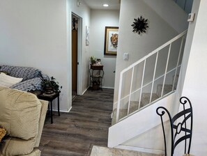 Interior - Large home 5 Minutes To South Bay Beaches! 30 mins to LA/Hollywood Theme Parks (Torrance)