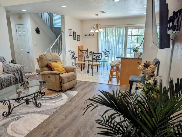 Interior - Large home 5 Minutes To South Bay Beaches! 30 mins to LA/Hollywood Theme Parks (Torrance)
