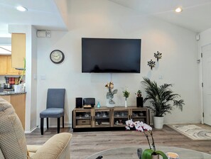 Smart TV, fireplace, books, stereo - Large home 5 Minutes To South Bay Beaches! 30 mins to LA/Hollywood Theme Parks (Torrance)