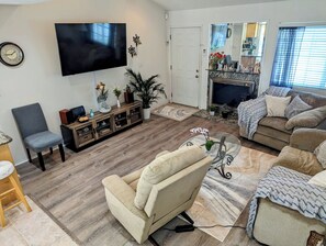 Smart TV, fireplace, books, stereo - Large home 5 Minutes To South Bay Beaches! 30 mins to LA/Hollywood Theme Parks   (Torrance)
