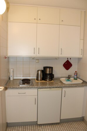 Fridge, stovetop, coffee/tea maker, toaster