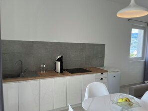 Kühlschrank, Herdplatte, Wasserkocher mit Kaffee-/Teezubehör