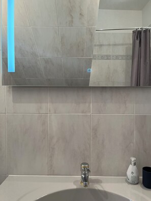 Hårføner, håndklær, såpe og toalettpapir