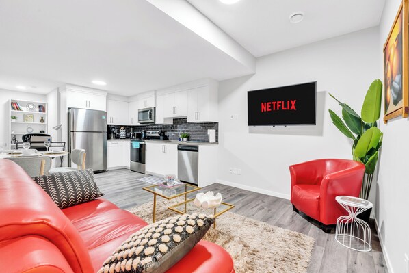 Smart TV, books - Private, Stylish and Peaceful 2BR Guest Suite (Calgary)