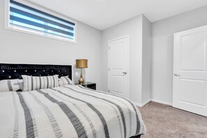 2 bedrooms, desk, iron/ironing board, free WiFi - Private, Stylish and Peaceful 2BR Guest Suite (Calgary)