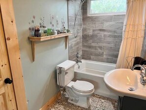 Haartrockner, Bidet, Handtücher, Seife