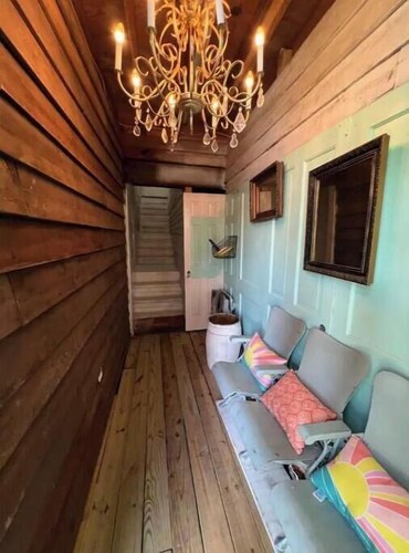  Heart of Old beach, outdoor porch overlooking the garden, 