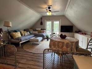 Smart TV - Heart of Old beach, outdoor porch overlooking the garden, (Virginia Beach)