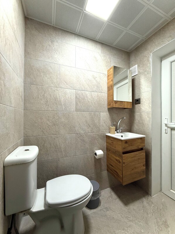 Economy Double or Twin Room | Soundproofing, free WiFi, bed sheets - Bodrum Merkez Kumsal Pansiyon (Bodrum)