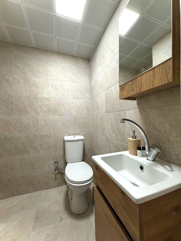 Economy Double or Twin Room | Soundproofing, free WiFi, bed sheets - Bodrum Merkez Kumsal Pansiyon (Bodrum)