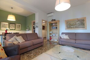 TV - Dal Molin Apartment, Lago di Garda, Jacuzzi (Desenzano Del Garda)