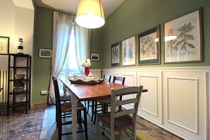 Dining - Dal Molin Apartment, Lago di Garda, Jacuzzi (Desenzano Del Garda)