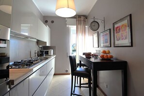 Fridge, microwave, oven, stovetop - Provenzale Apartment, Lago di Garda, Jacuzzi (Desenzano Del Garda)