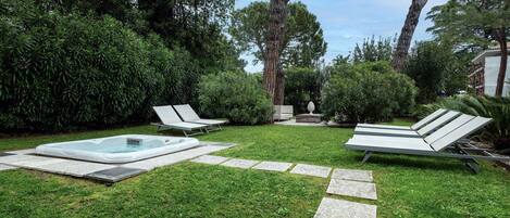 Bañera de hidromasaje exterior