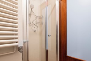 Shower, free toiletries, hair dryer, bidet