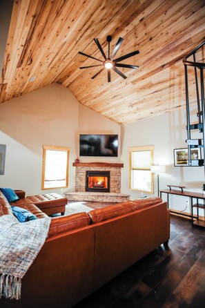 Una Smart TV, una chimenea