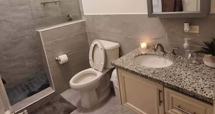 Comfy full 1 bdr, 1 bth apt close to everything!