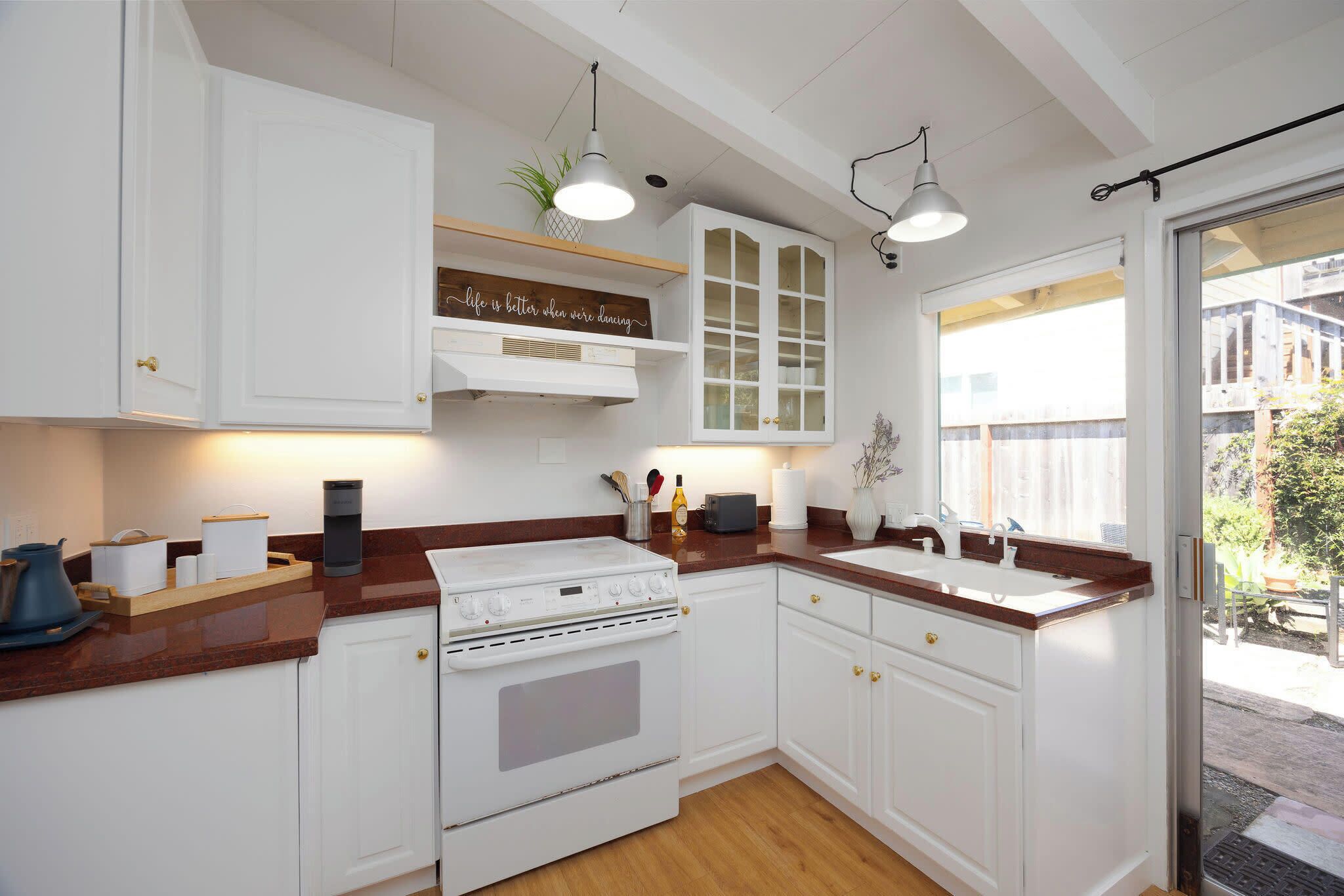 Frigorífico, microondas, horno y placa de cocina