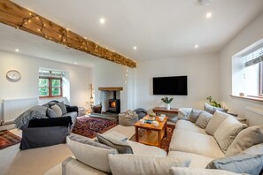 Fireplace - 4 Bed in Abbotsham (oc-r29365) (Abbotsham)