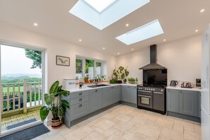 Oven, dishwasher, high chair, cookware/dishes/utensils - 4 Bed in Abbotsham (oc-r29365) (Abbotsham)