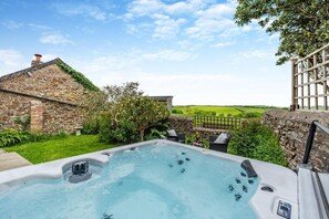Outdoor spa tub - 4 Bed in Abbotsham (oc-r29365) (Abbotsham)