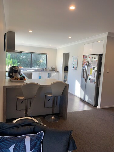 Business or fun come relax. A quiet neighbourhood with lovely walking tracks. 