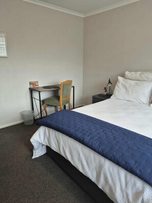 2 bedrooms, desk, iron/ironing board, free WiFi - Business or fun come relax. A quiet neighbourhood with lovely walking tracks.  (Palmerston North)