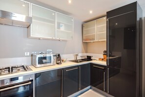 Apartment | Private kitchen | Fridge, microwave, oven, stovetop - Immaculate 2-bed Apartment in Prime Central London (London)