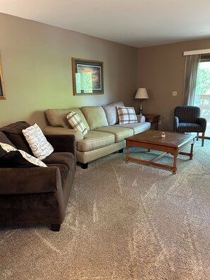 Smart-TV, Kamin, Bücher