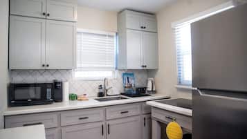 Geladeira, micro-ondas, cooktop, cafeteira/chaleira