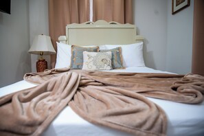 2 habitaciones, escritorio, tabla de planchar con plancha y wifi gratis 