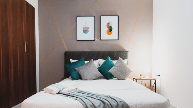 A modern bedroom with a bed, a nightstand, and a wardrobe. - AC - House Laureles - Self Checking (Medellín)
