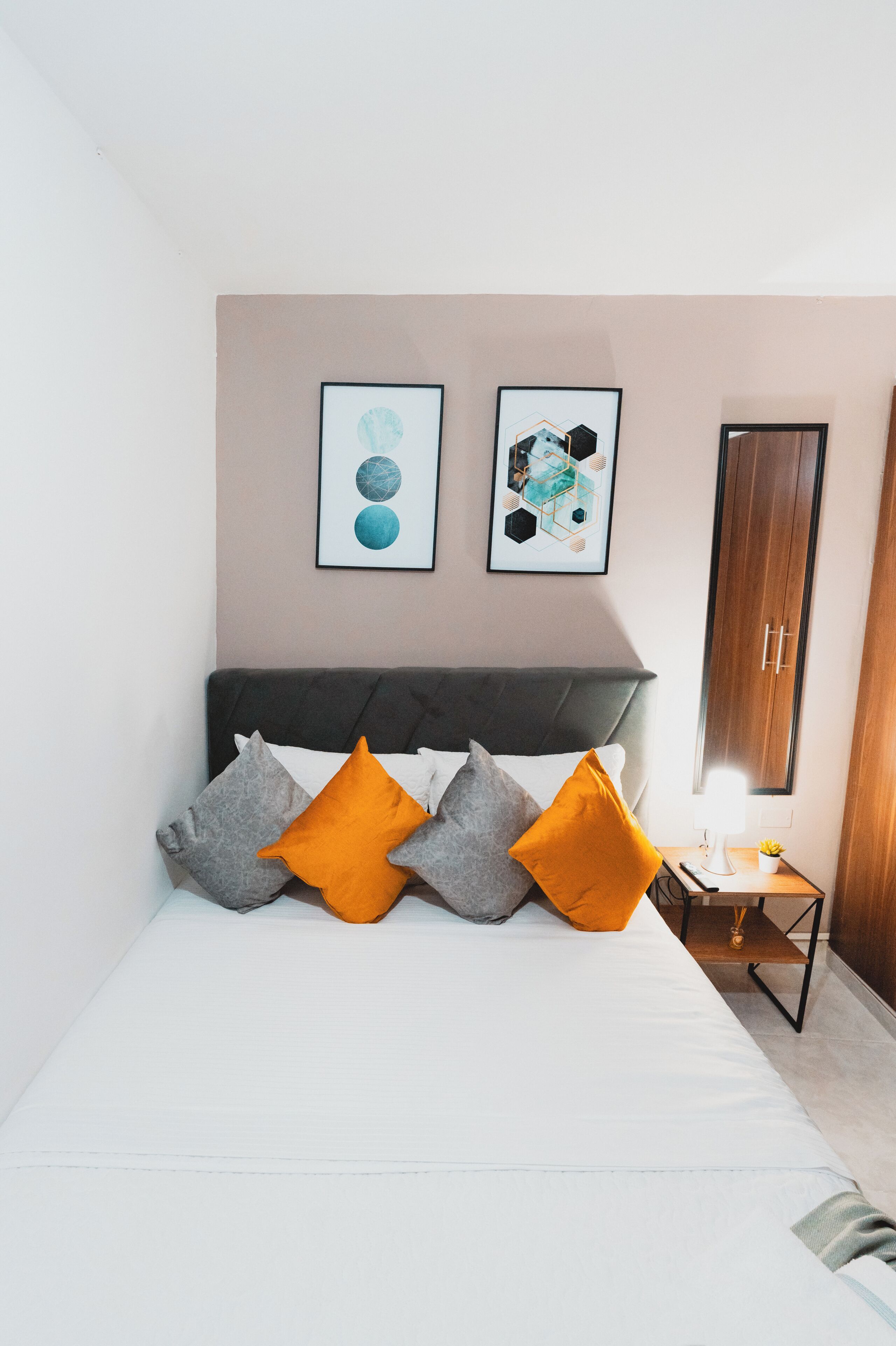 Busa memori, bar mini, seterika/papan seterika, Wi-fi percuma 