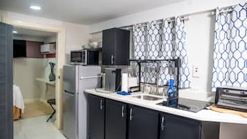 Geladeira, micro-ondas, cooktop, cafeteira/chaleira
