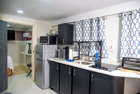 Fridge, microwave, stovetop, coffee/tea maker