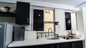 Kjøleskap, mikrobølgeovn, kokeplater og kaffetrakter/tekoker