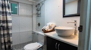 Dusj, hårføner, håndklær og såpe