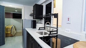 Refrigerador, microondas, parrilla de estufa y cafetera y tetera 