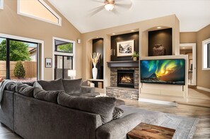 TV connectée, cheminée, baby-foot, livres