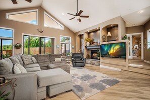 Smart TV, chimenea, futbolito, libros