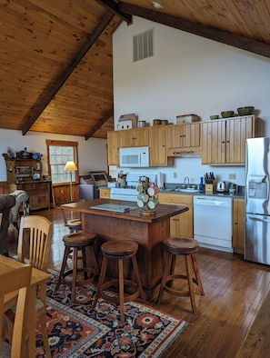 Fridge, microwave, oven, stovetop - Private, light filled retreat space...
with your own pickleball court! (Berkeley Springs)