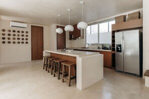 Frigorifero, microonde, piano cottura, macchina per tè/caffè