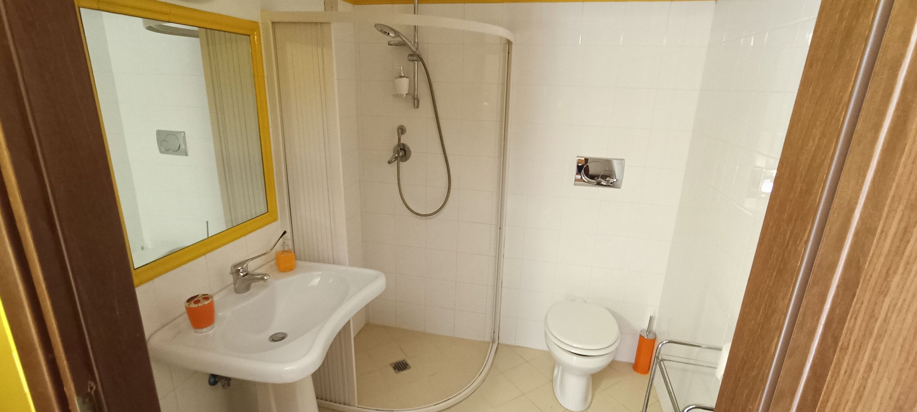 基本四人房 | 浴室 | 淋浴設備、免費盥洗用品、吹風機、毛巾