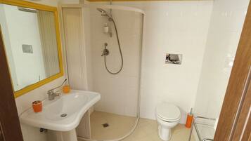 Phòng 4 cơ bản | Phòng tắm | Buồng tắm vòi sen, đồ dùng nhà tắm miễn phí, máy sấy tóc, khăn tắm