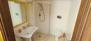Quadrupla Basic | Bagno | Doccia, set di cortesia gratuito, asciugacapelli, asciugamani